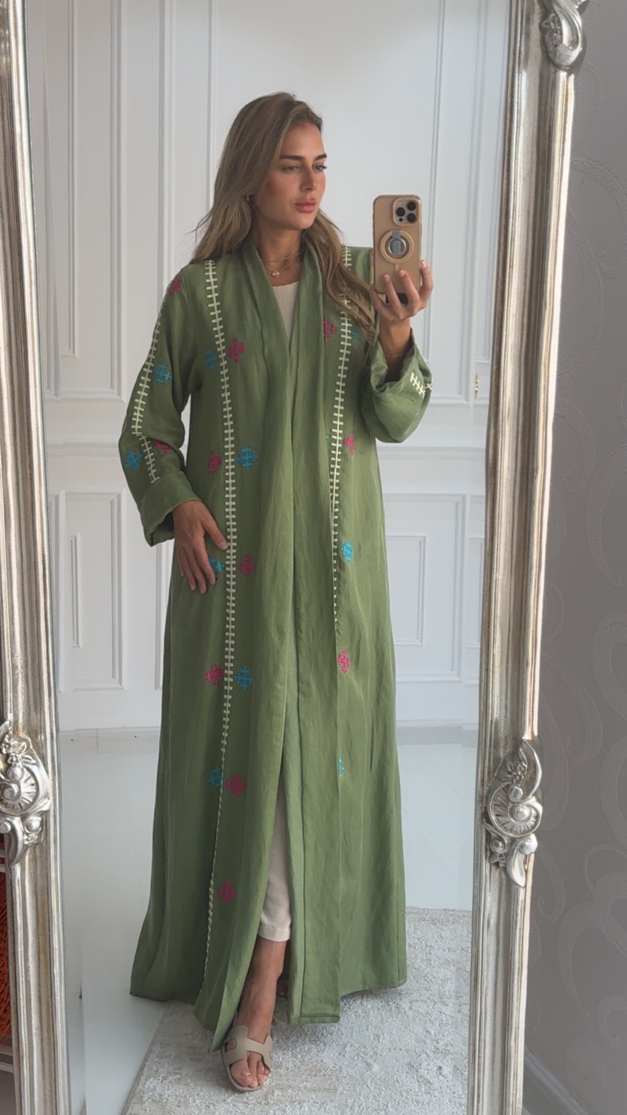 Checkmark abaya